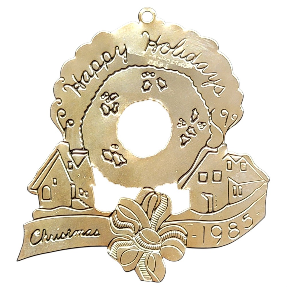 VTG 80s Montgomery Ward Wreath Christmas Ornament 1985 Gold Tone Metal Etched‎
